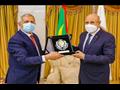 رئيس جمهورية موريتانيا يتسلم درع الأكاديمية العربي