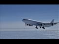 أول طائرة مدنية عملاقة تهبط في انتاركتيكا