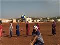 حبيب مرضعة مشرف النشاط الرياضي في المخيمات يدرب الفتيات على الكرة الطائرة