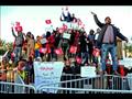 خريجون تونسيون عاطلون عن العمل يرددون شعارات خلال 