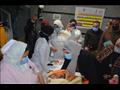 محافظ بورسعيد يوزع الألعاب على الرضع في مركز التطعيم ضد شلل الأطفال