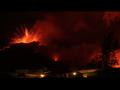 انبعاث الحمم من بركان كومبري فييخا في جزيرة لا بال