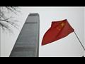 علم الصين قرب أحد المباني في بكين