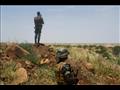 جنديان نيجريان يراقبان المنطقة الواقعة في غرب المث