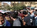 وصول جثمان الإعلامية عزة الإتربي إلى مسجد السيدة نفيسة تمهيدًا لتشييعه (29)