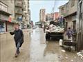 عمال النظافة يرفعون القمامة من شوارع الفيوم تحت الأمطار (4)