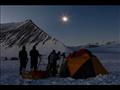 علماء ومحبو الظواهر الفلكية يوثقون لحظة الكسوف الكلي للشمس في القطب الجنوبي