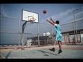 أحمد أبو دقن يمارس كرة السلة