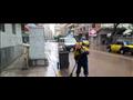 عمال النظافة يشاركون في كسح مياه الأمطار (3)