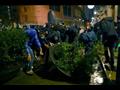 متظاهرون يدفعون حوض شتول ضخم أمام مقر الشرطة الرئي