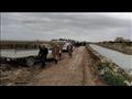 جهود رجال الإنقاذ في البحث عن ضحايا غرق مركب بحيرة مريوط