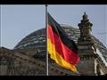 علم ألماني يرفرف أمام مبنى الرايخستاغ الذي يضم مجل