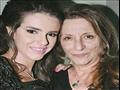دنيا عبد العزيز مع والدتها
