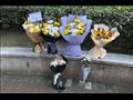 باقات زهور خلف مستشفى ووهان المركزي تكريما للطبيب الصيني الراحل لي وين ليانغ