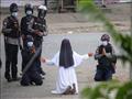 راهبة تركع أمام شرطة مينمار لوقف العنف
