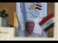 صورة البابا وأعلام العراق أمام كاتدرائية القديس يو