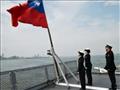 بحارة تايوانيين امام علم الجزيرة على متن إحدى السف