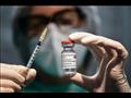 ممرضة تحمل حقنة وقارورة من لقاح أسترازينيكا المضاد