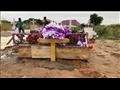 قبر محفور حديثا في موقع دفن بالعاصمة دودوما