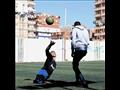 الشاب محمد عبدالعاطي يمارس هوايته مع كرة القدم