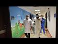 النجم العالمي جيمي جان لويس يدعم الأطفال في مستشفى الأورمان بالأقصر
