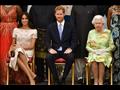 الأمير هاري متوسطا الملكة إليزابيث الثانية وميغن م