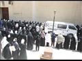انتهاء صلاة الجنازة على أرملة الفنان خالد صالح