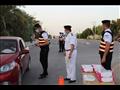 ضباط المرور يوزعون امساكية رمضان