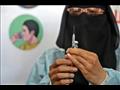 موظفة صحية يمنية تحضّر جرعة من لقاح أسترازينيكا 