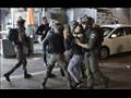 عناصر من قوات الأمن الإسرائيلية تعتقل متظاهرا فلسط