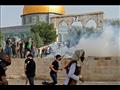 متظاهرون فلسطينيون يهربون من قنابل الغاز المسيل لل