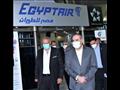 وزير الطيران يتفقد مطار القاهرة ويهنئ المسافرين والعاملين بعيد الفطر