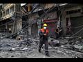 عامل كهرباء فلسطيني يتفحص مبنى دمرته الغارات الجوية الإسرائيلية