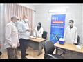محافظ أسيوط يتفقد مركز تطعيم المواطنين بلقاح كورونا بالمركز الصحي الحضري بالوليدية (5)