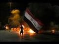 متظاهرون عراقيون يحرقون إطارات أمام مقر محافظة كرب