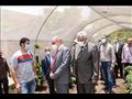 رئيس جامعة أسيوط يتفقد الصوبة العلمية لإنتاج نباتات الزينة 