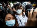 الناشطة أغنيس تشاو (وسط) تسير بين حشود المراسلين ب