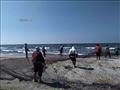 صيادون يجذبون الأنظار على شاطئ بورسعيد