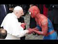 شخص يرتدي زي الرجل العنكبوت يهدي بابا الفاتيكان قن