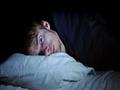 لماذا يشعر الإنسان بالسقوط فجأة أثناء النوم؟