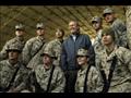 دونالد رامسفيلد مع جنود أميركيين في العراق