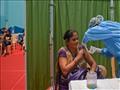  هندية تتلقى اللقاح ضد كوفيد-19 في مركز تلقيح في ب