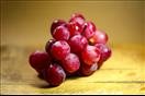 يحتوي العنب الأحمر على مادة الفلافونويد التي تسمى ريسفيراترول 