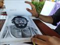 شاب يرسم نجوم الفن والرياضة بالفحم في بورسعيد