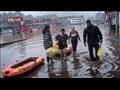 السكان يستخدمون  عوامات مطاطية بعد أن فاض نهر ماس إثر الفيضانات الغزيرة في لييج ببلجيكا يوم الخميس