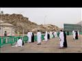 حجاج مسلمون يصلون قرب جبل عرفات