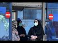 إيرانيات يرتدين كمامات واقية من كوفيد-19 عند محطة 