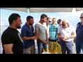 محافظ بورسعيد يلتقي المصطافين على الشاطئ (4)