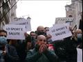 متظاهرون يحتجون على قيود الحكومة الإيطالية لكبح في