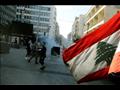 محتجون يقطعون طريقا أمام المصرف المركزي في بيروت